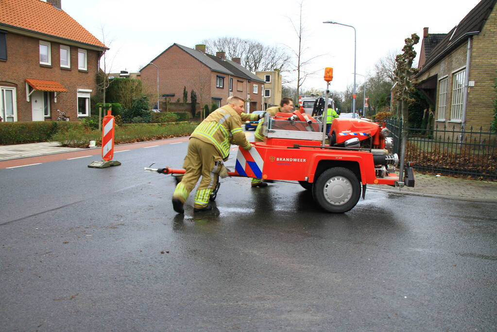 Straat onder water na overstroming riool