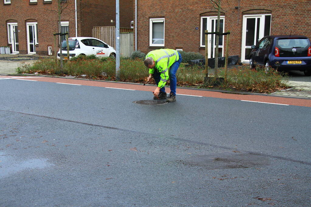 Straat onder water na overstroming riool