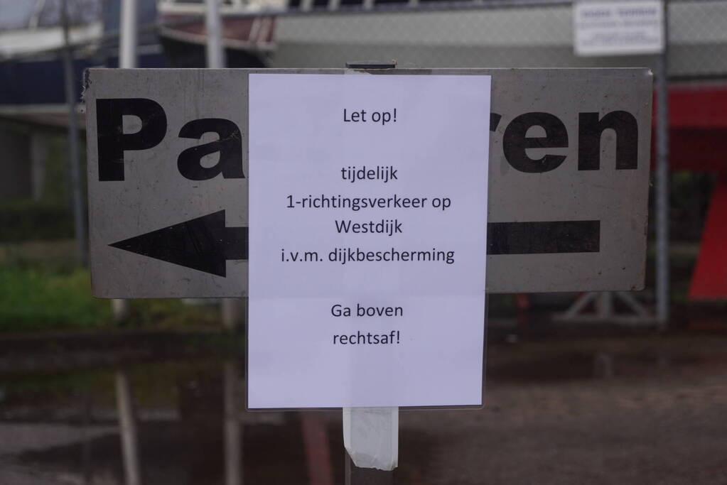 Tijdelijk eenrichtingsverkeer op dijk om schade te voorkomen