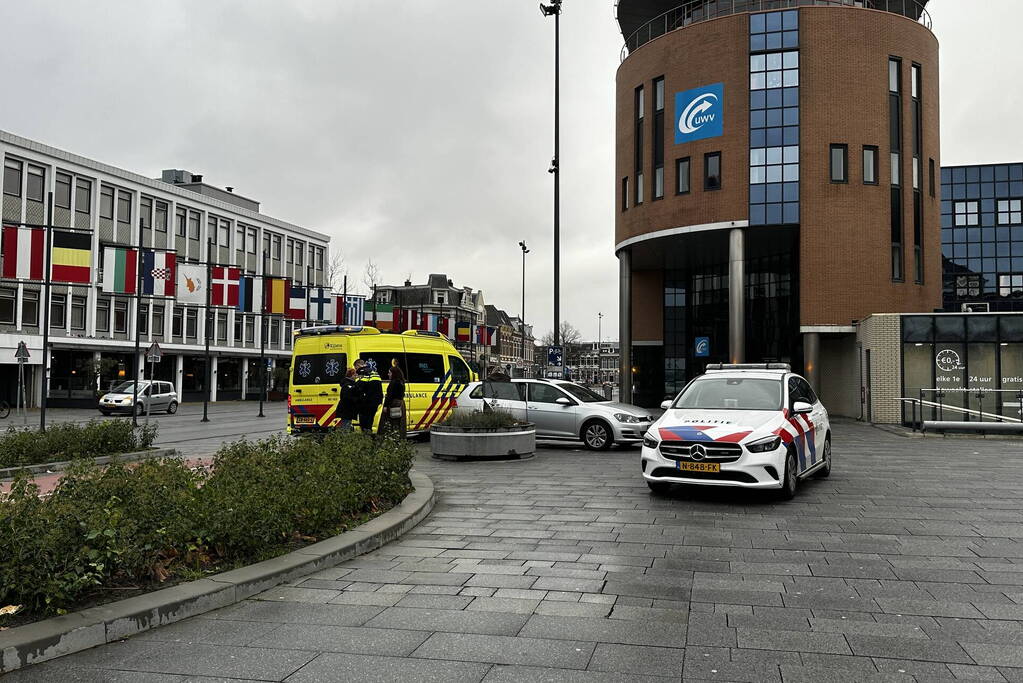 Vrouw op elektrische fiets aangereden door auto