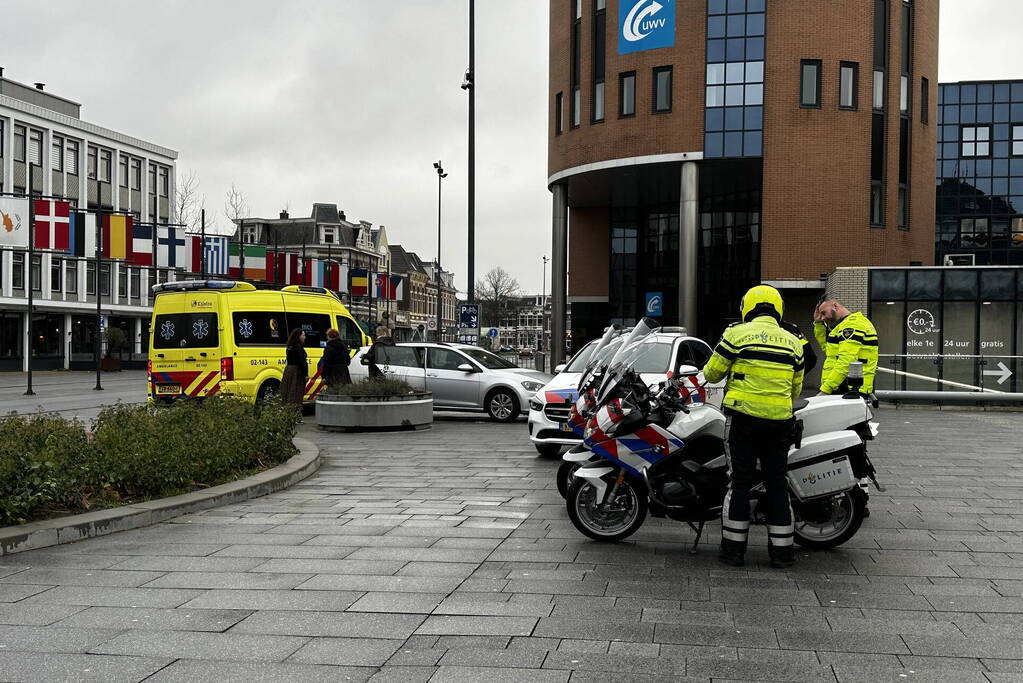 Vrouw op elektrische fiets aangereden door auto