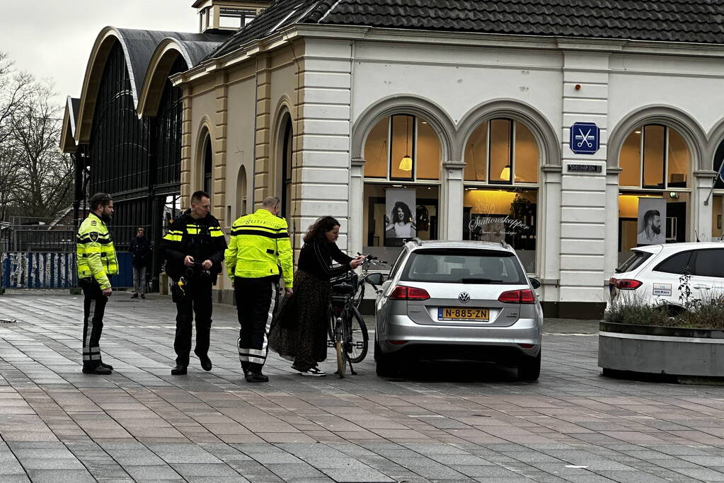 Vrouw op elektrische fiets aangereden door auto