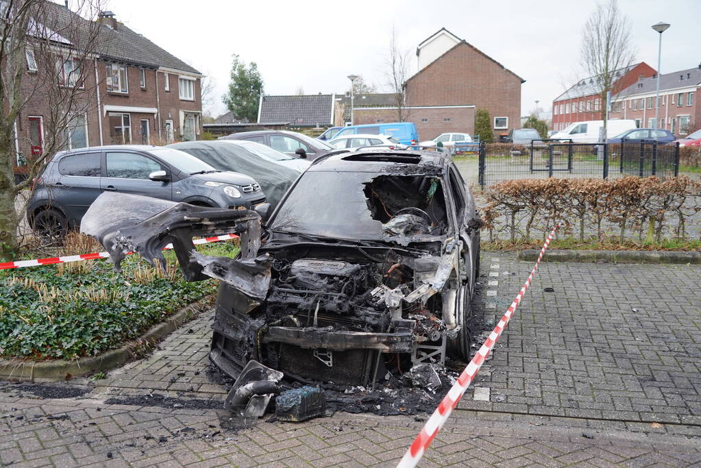 Onderzoek naar brand in geparkeerde auto