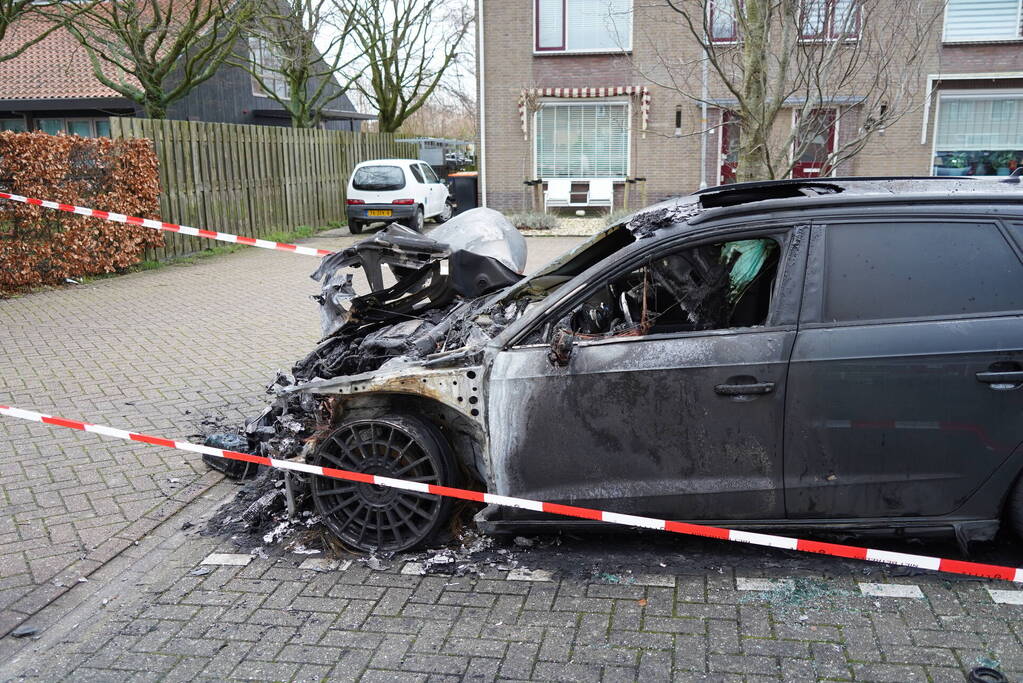 Onderzoek naar brand in geparkeerde auto