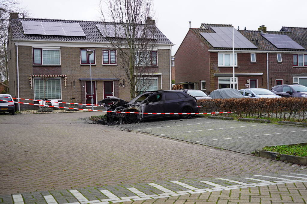 Onderzoek naar brand in geparkeerde auto