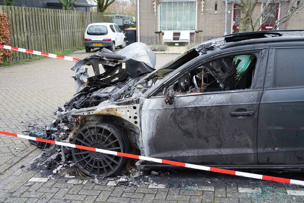 Onderzoek naar brand in geparkeerde auto