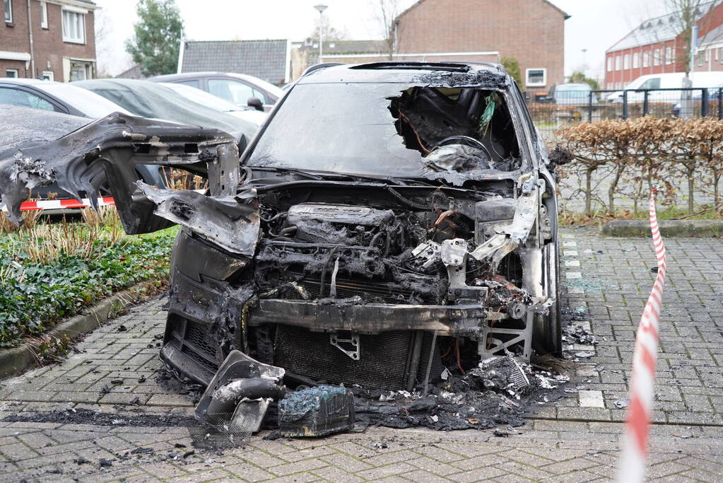 Onderzoek naar brand in geparkeerde auto