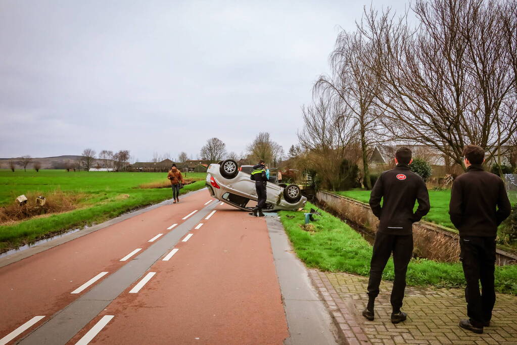 Automobiliste belandt met auto op de kop