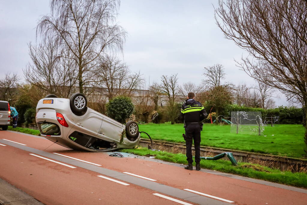 Automobiliste belandt met auto op de kop