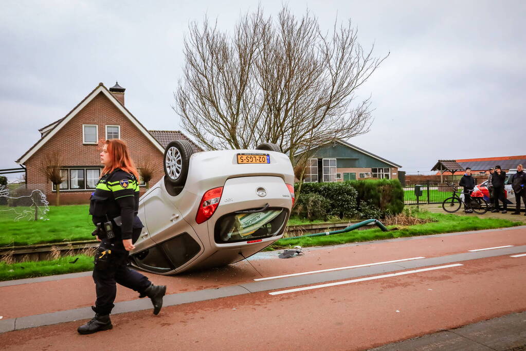 Automobiliste belandt met auto op de kop