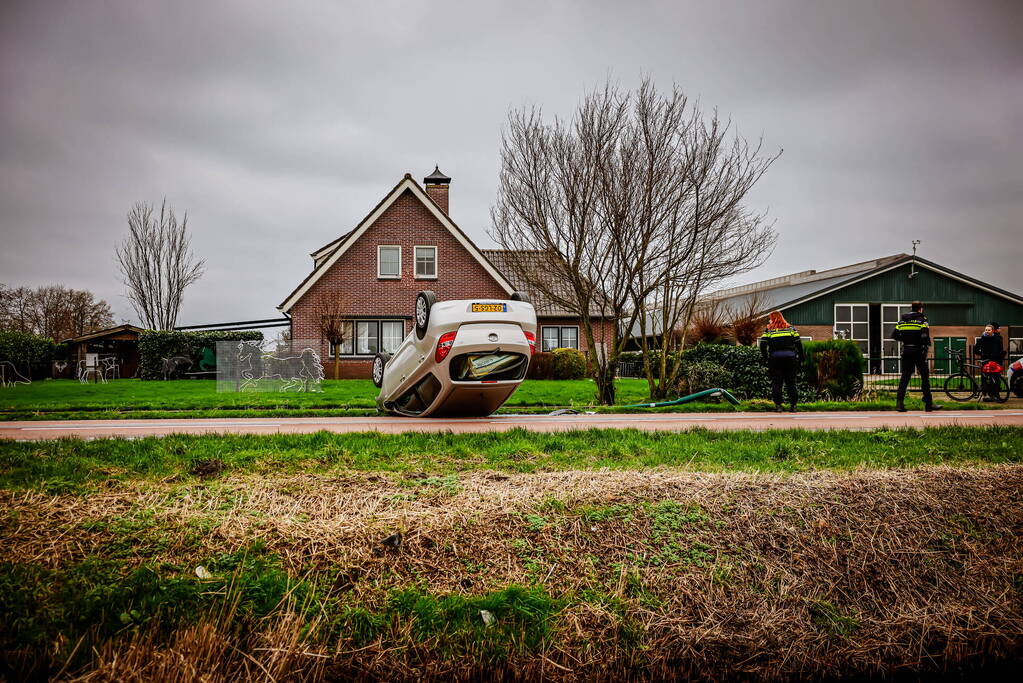 Automobiliste belandt met auto op de kop