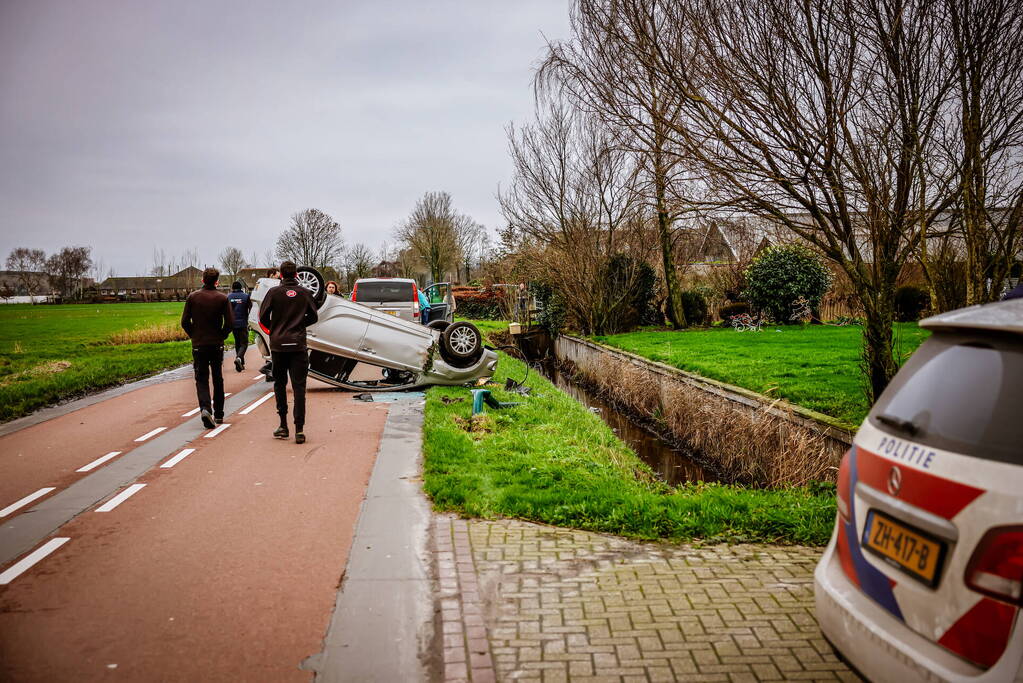 Automobiliste belandt met auto op de kop