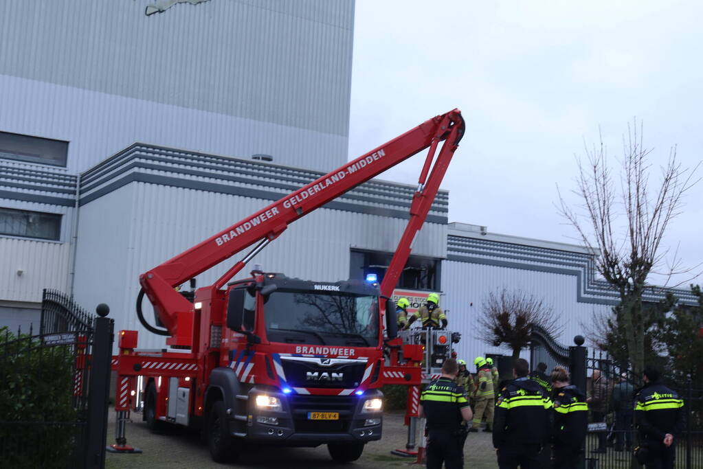 Brandweer onderzoekt rookontwikkeling uit pand