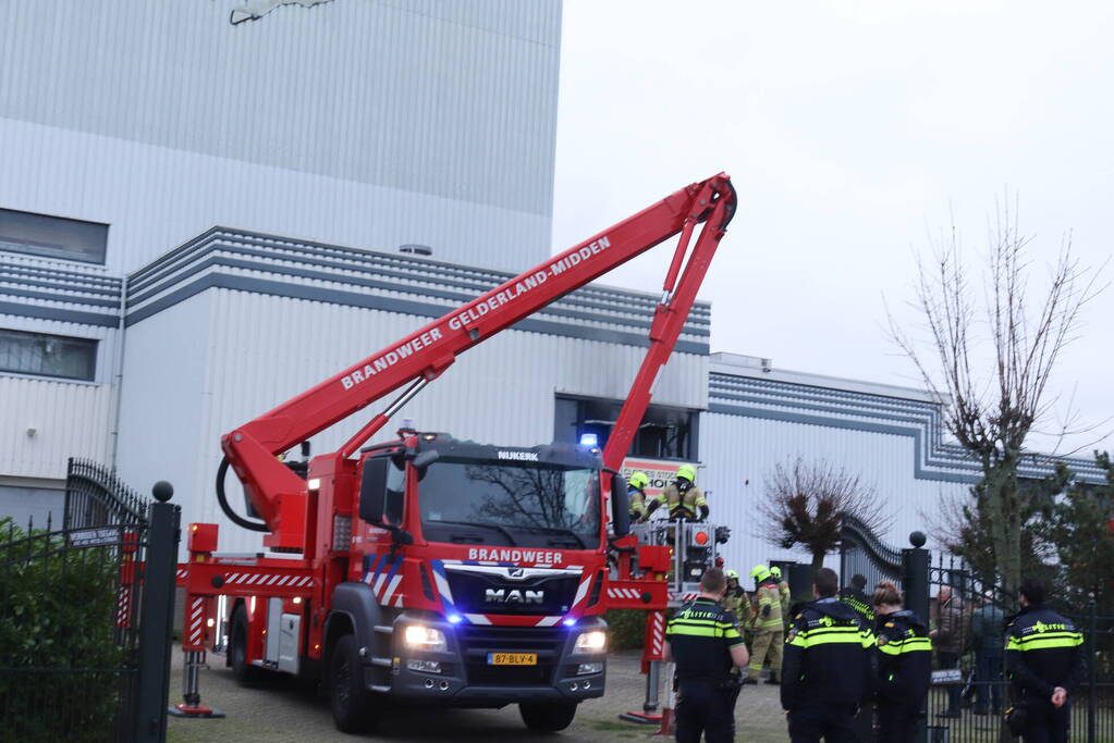 Brandweer onderzoekt rookontwikkeling uit pand