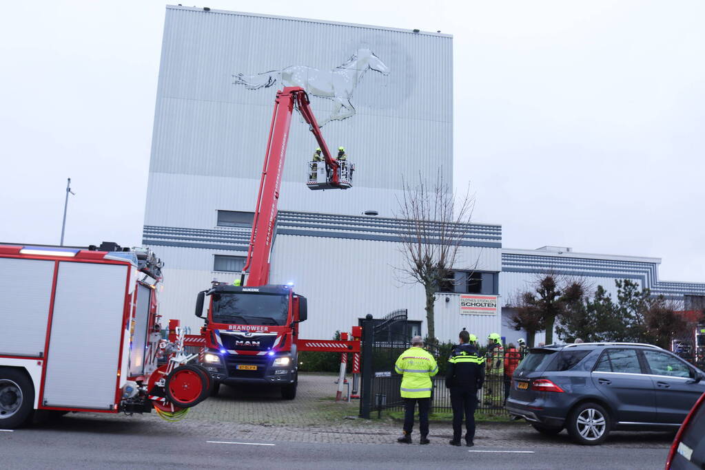 Brandweer onderzoekt rookontwikkeling uit pand