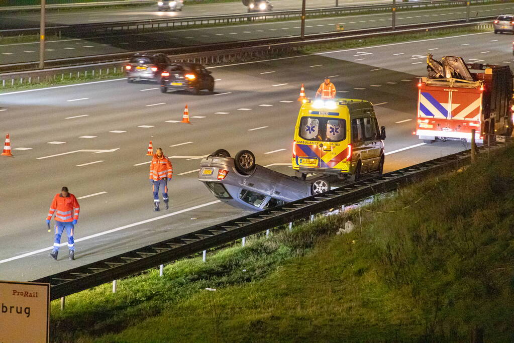 Auto belandt op de kop op snelweg