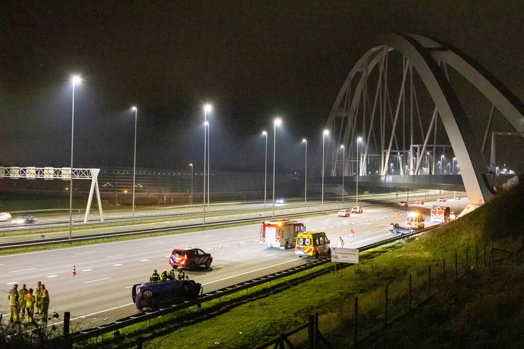 Auto belandt op de kop op snelweg