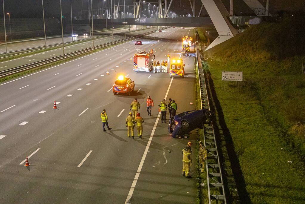 Auto belandt op de kop op snelweg