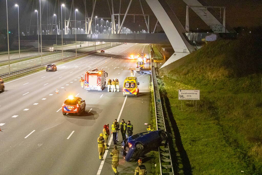 Auto belandt op de kop op snelweg