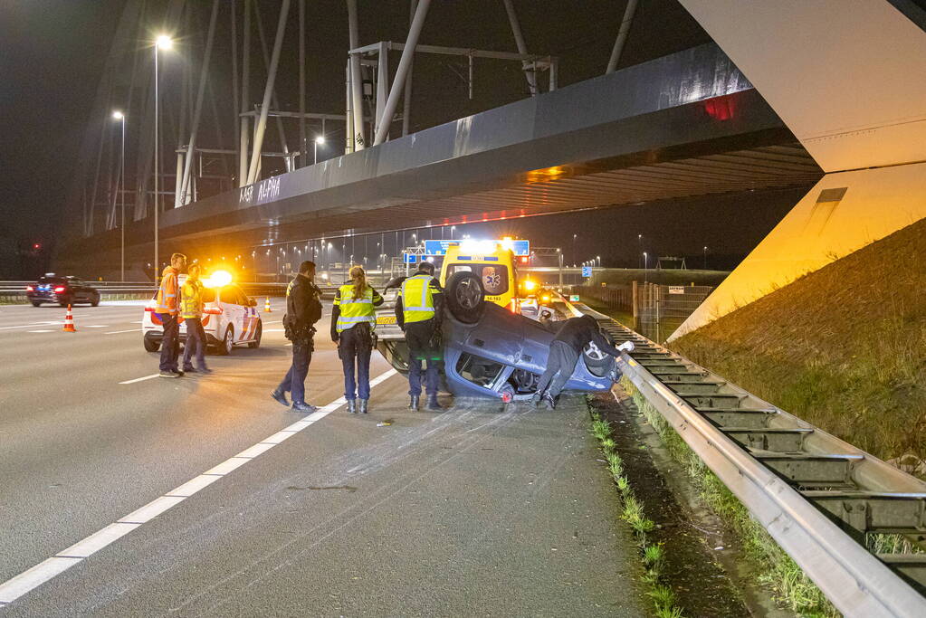 Auto belandt op de kop op snelweg