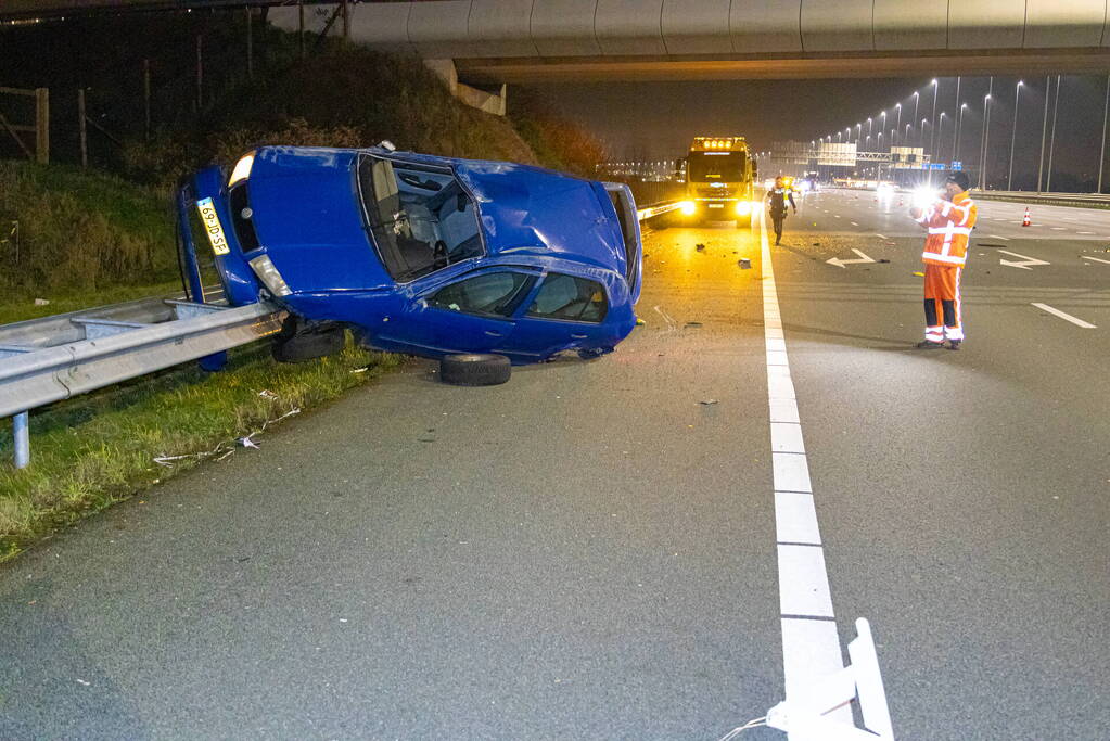 Auto belandt op de kop op snelweg