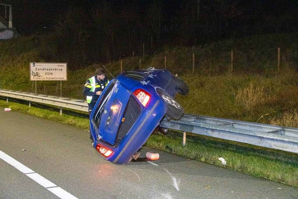 Auto belandt op de kop op snelweg