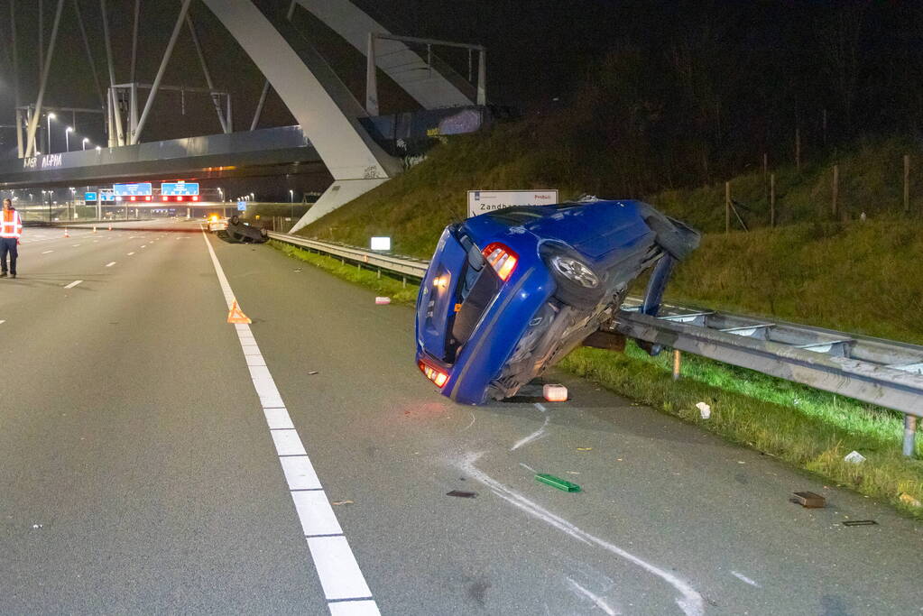 Auto belandt op de kop op snelweg