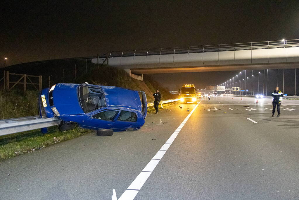 Auto belandt op de kop op snelweg