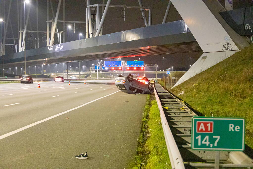 Auto belandt op de kop op snelweg