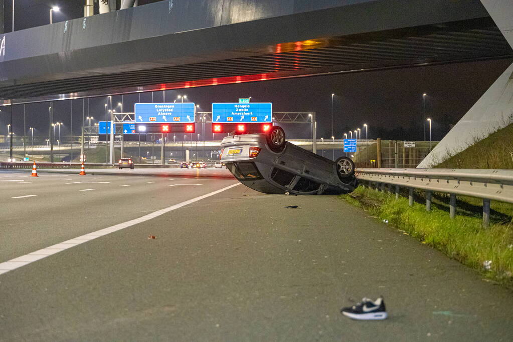 Auto belandt op de kop op snelweg