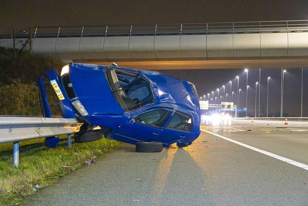 Auto belandt op de kop op snelweg