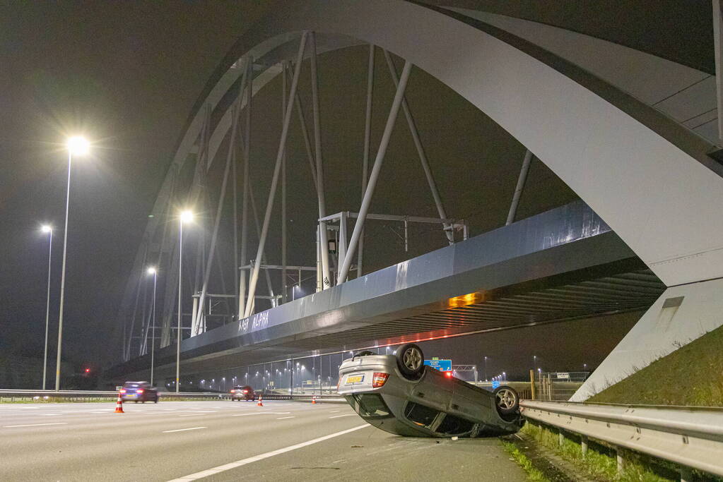 Auto belandt op de kop op snelweg