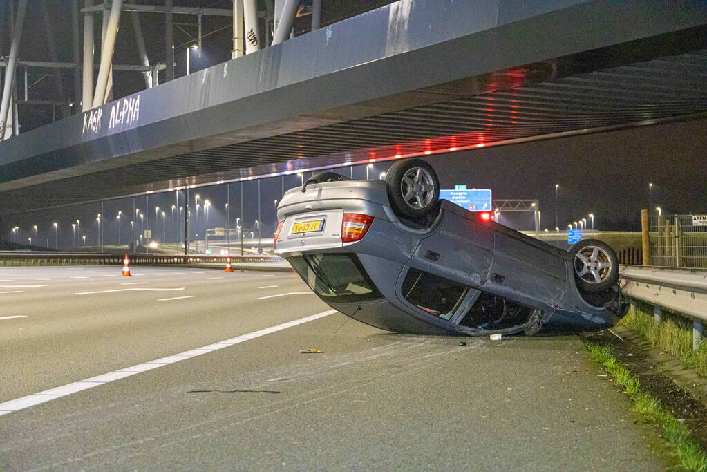 Auto belandt op de kop op snelweg