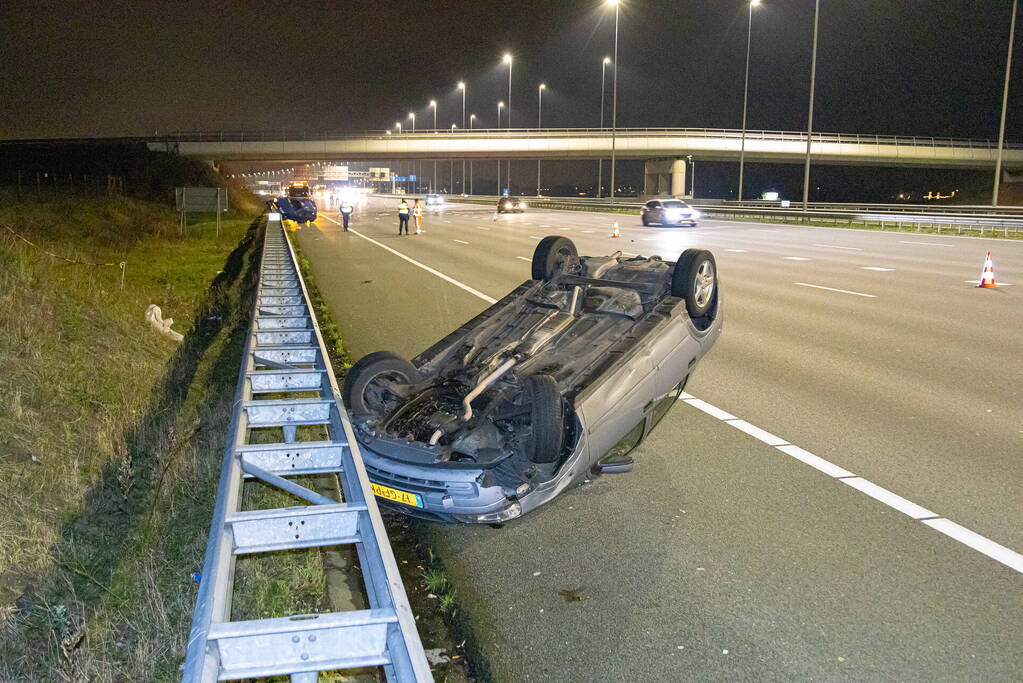 Auto belandt op de kop op snelweg