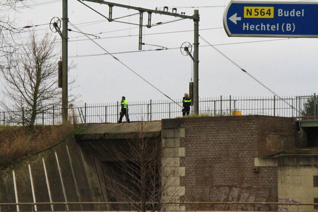 Hulpdiensten zoeken naar persoon op spoor