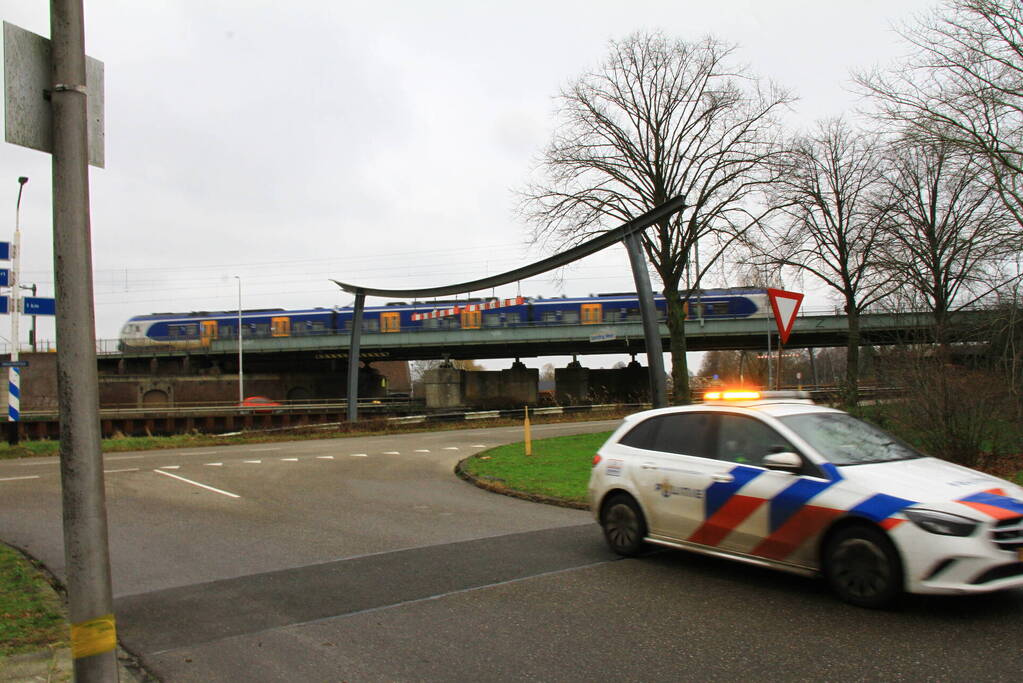 Hulpdiensten zoeken naar persoon op spoor