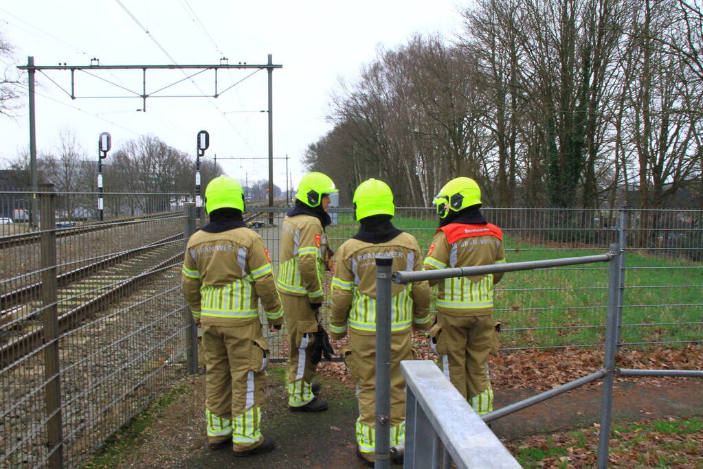 Hulpdiensten zoeken naar persoon op spoor