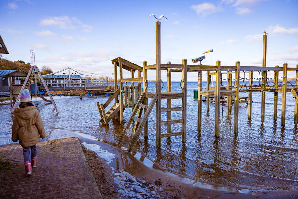 Strandpaviljoen vol gasten ondanks hoog water