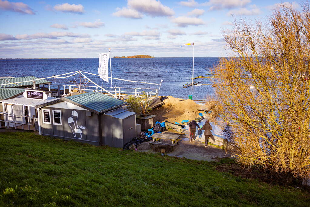 Strandpaviljoen vol gasten ondanks hoog water