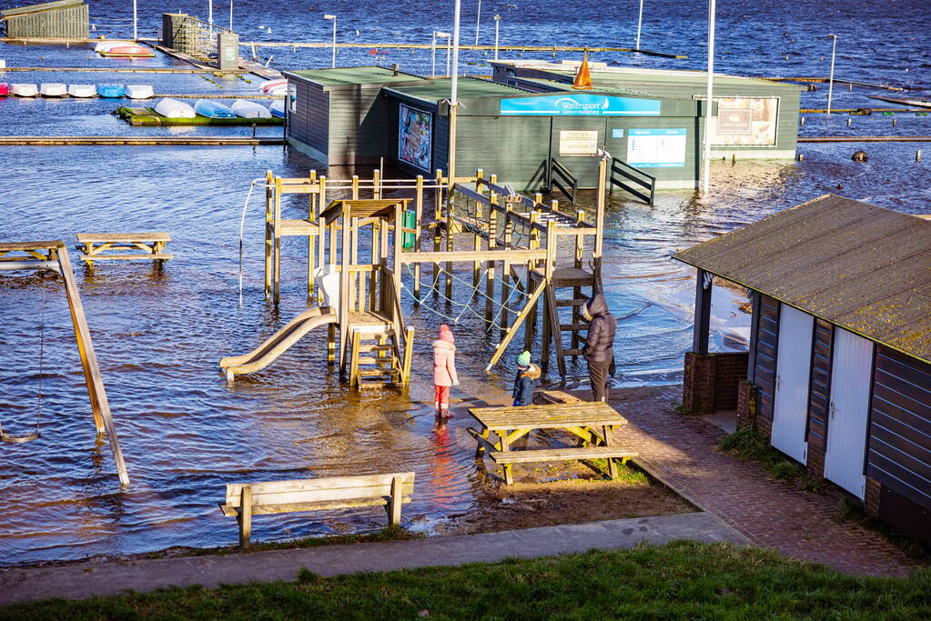 Strandpaviljoen vol gasten ondanks hoog water