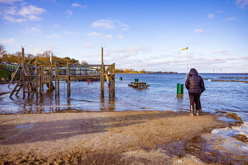 Strandpaviljoen vol gasten ondanks hoog water