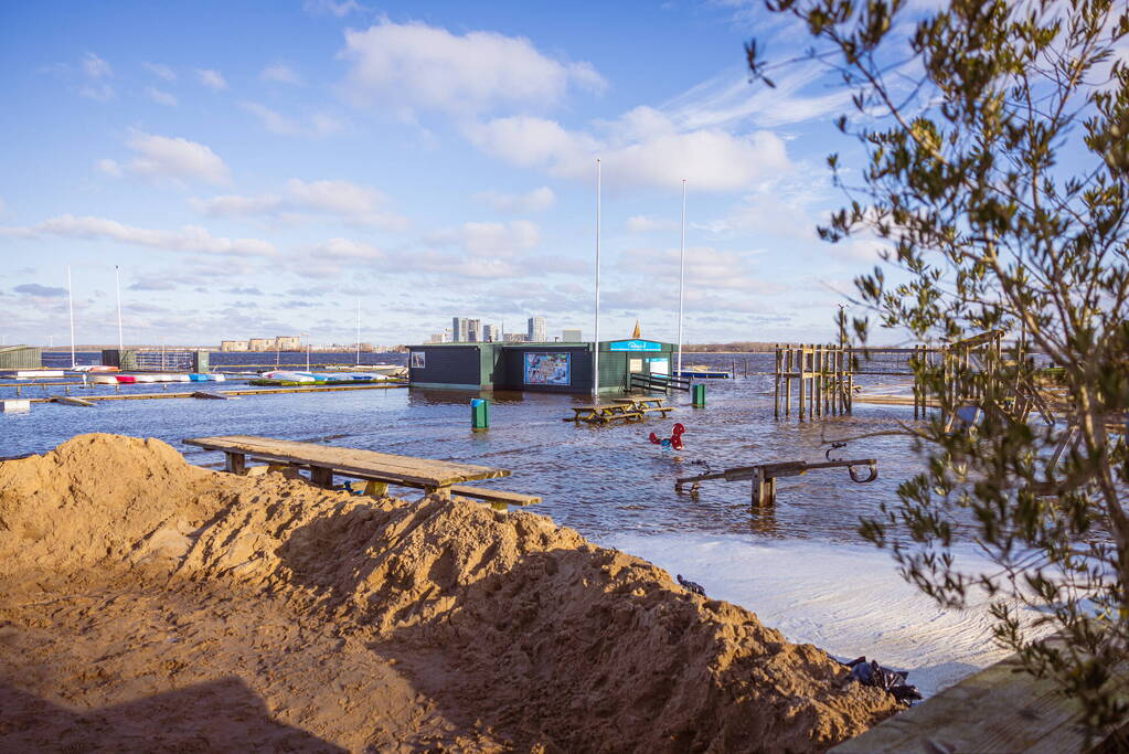 Strandpaviljoen vol gasten ondanks hoog water