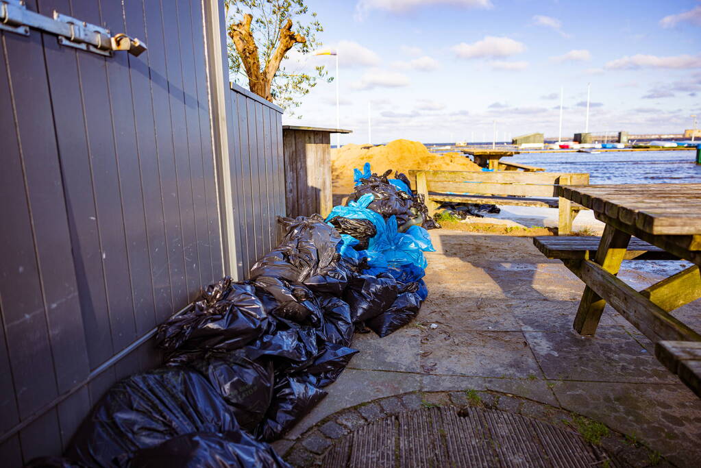 Strandpaviljoen vol gasten ondanks hoog water