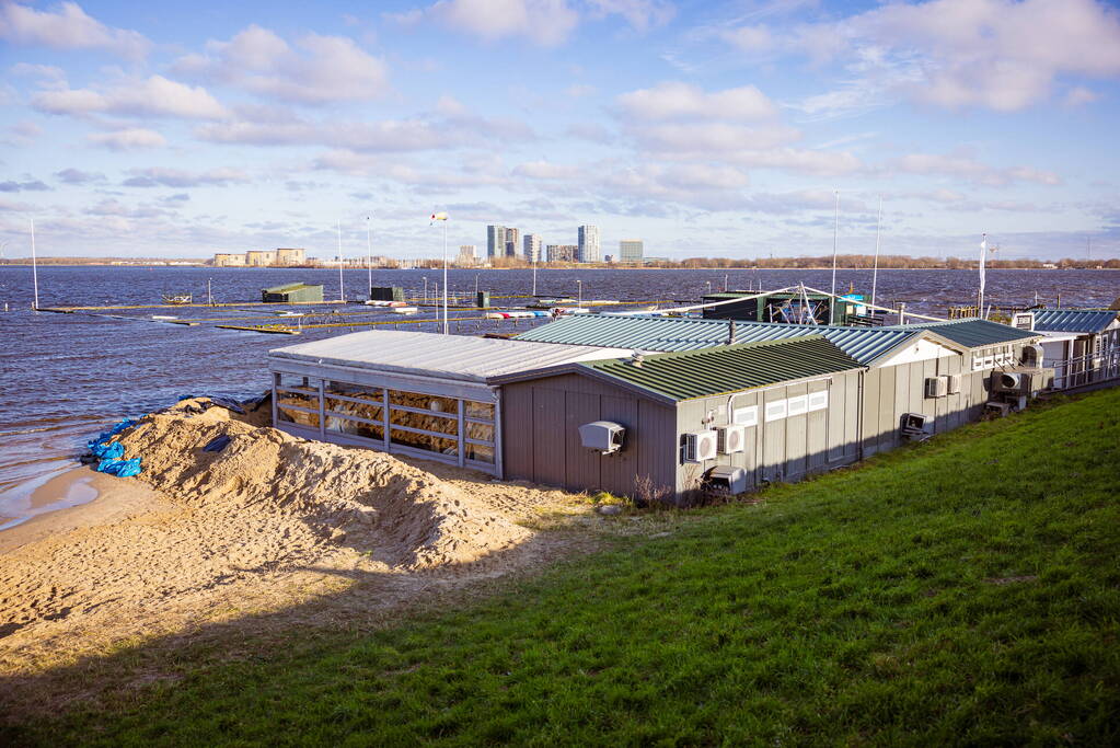 Strandpaviljoen vol gasten ondanks hoog water