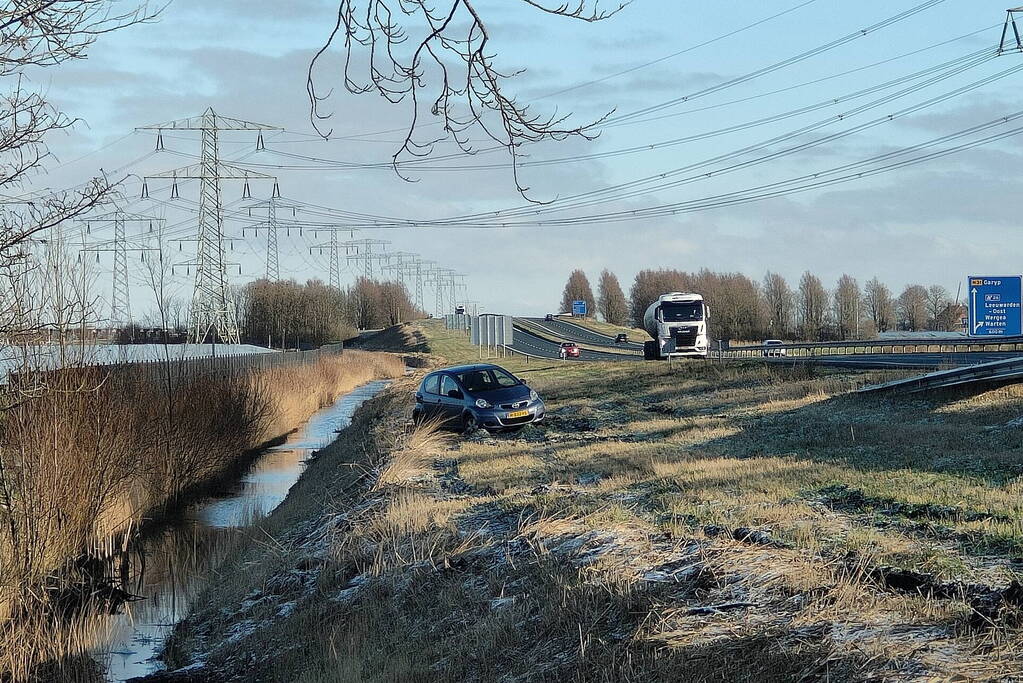 Automobilist belandt naast de weg