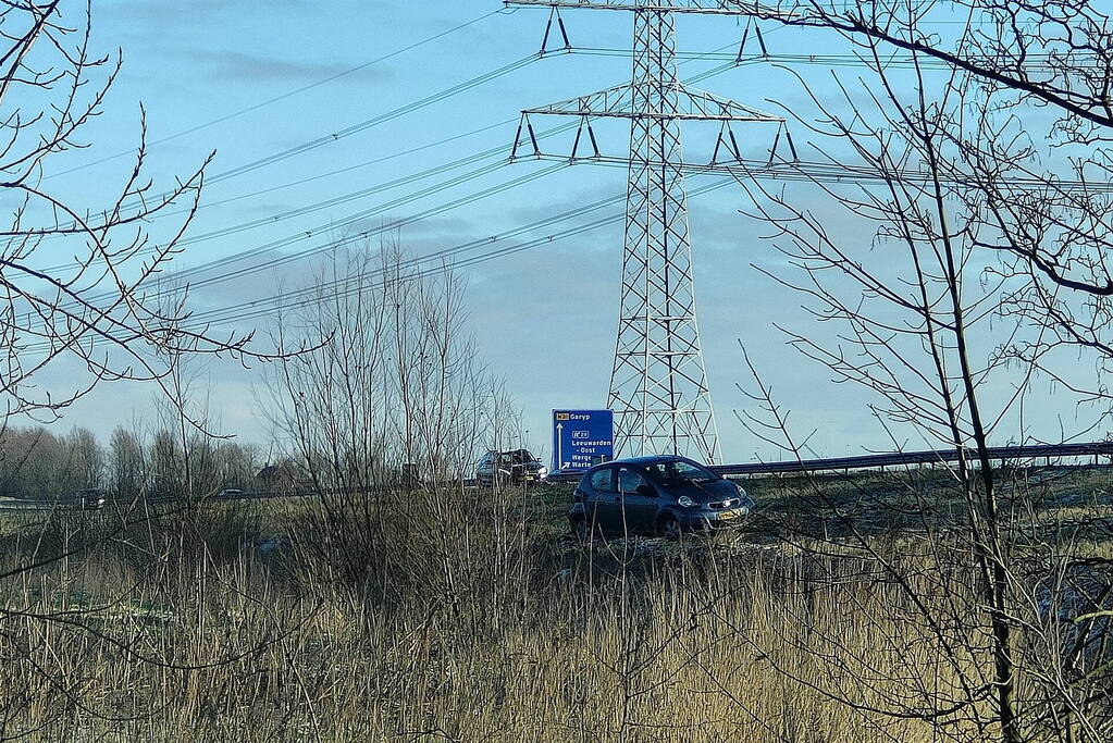 Automobilist belandt naast de weg