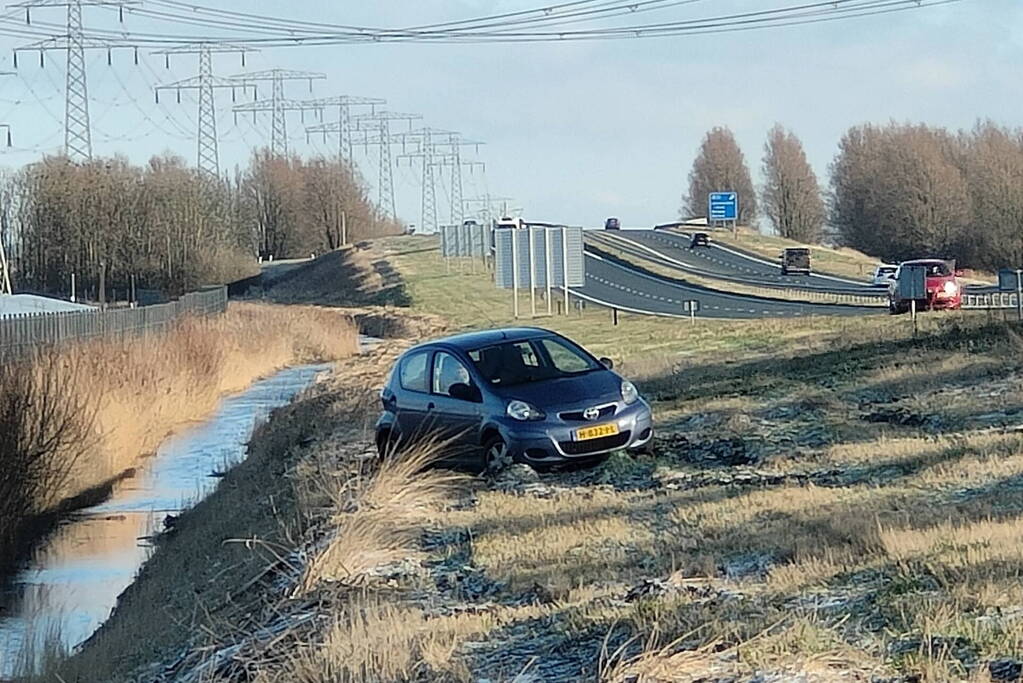 Automobilist belandt naast de weg