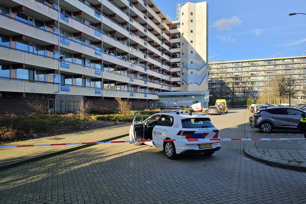 Onderzoek naar overleden persoon bij flatgebouw