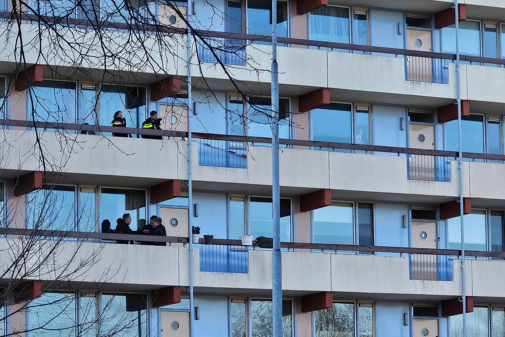 Onderzoek naar overleden persoon bij flatgebouw