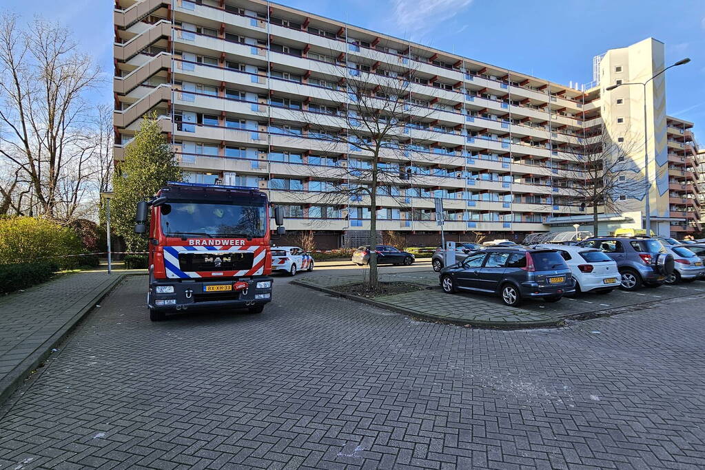 Onderzoek naar overleden persoon bij flatgebouw